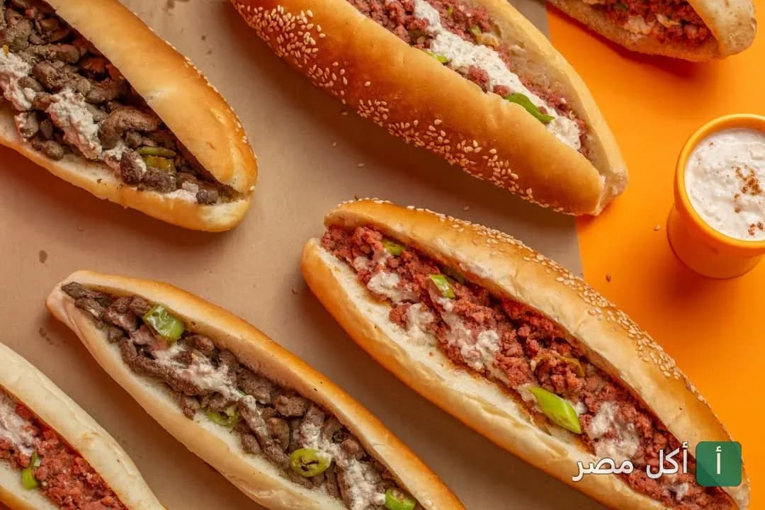 ساندوتشات مشويات متنوعة في خبز فينو مع صوص الطحينة في مطعم على بركة الله برمسيس
