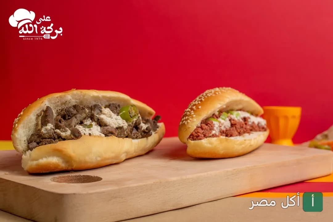 ساندوتشات كبدة وسجق من مطعم على بركة الله في الأزبكية.