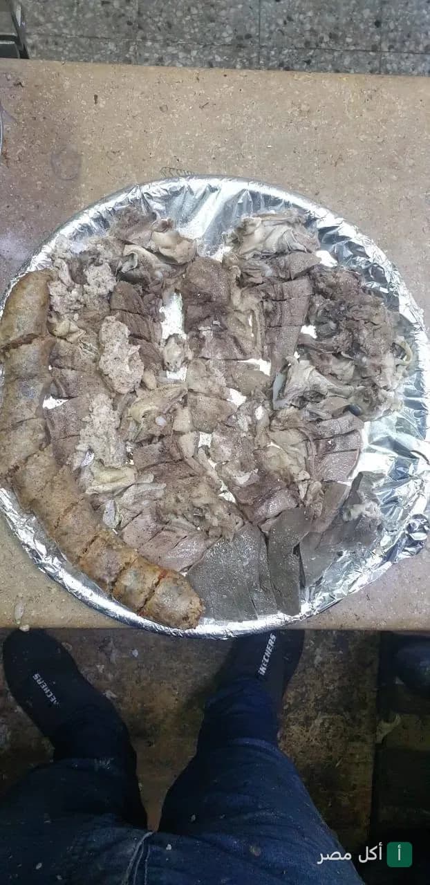 طبق مشويات شرقي متنوع يضم الممبار وقطع اللحم في مطعم القشيشي بالأزبكية.