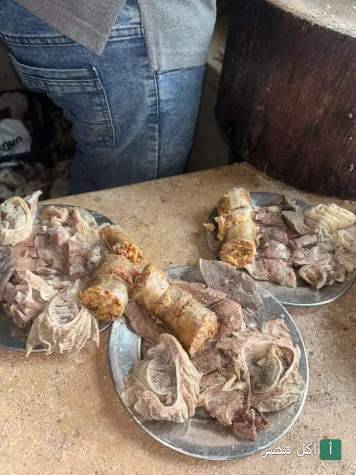 أطباق متنوعة من الممبار واللحوم في مطعم القشيشي بالأزبكية.