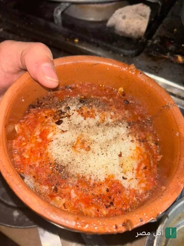 طاجن شرقي ساخن بصلصة الطماطم في مطعم القشيشي بالأزبكية