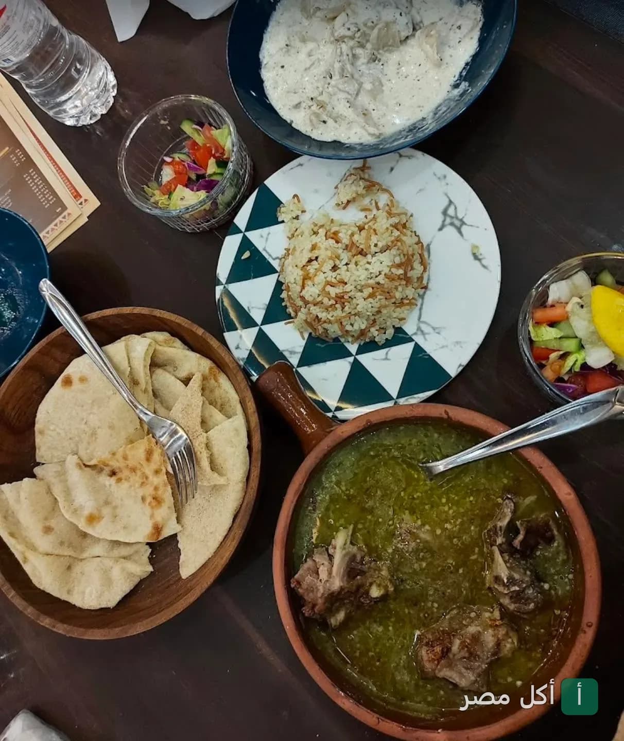 طاجن ملوخية باللحم مع أرز بالشعيرية وعيش بلدي وسلطة في مطعم طشة بالأزبكية.