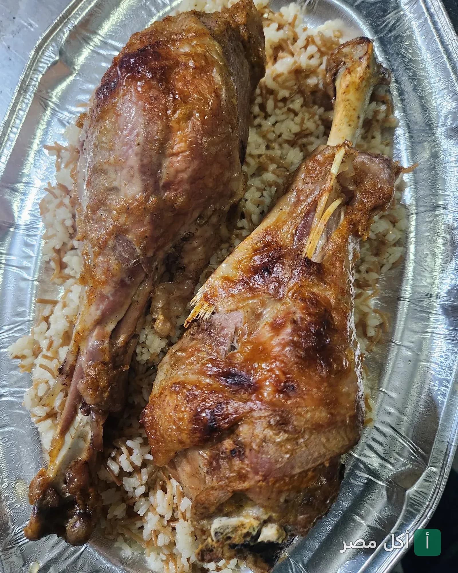 طبق أرز بالشعيرية مع قطع لحم مشوية في مطعم طشة بالأزبكية.