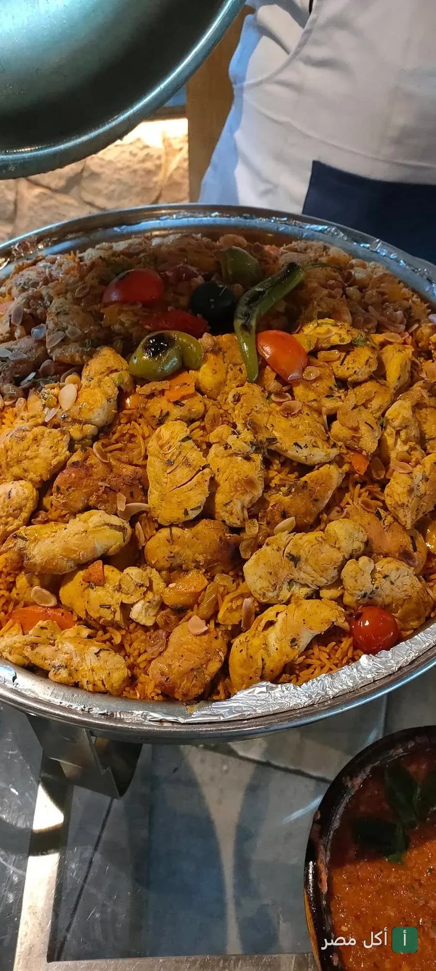 طبق أرز بالدجاج المتبل والمكسرات يتم تقديمه في مطعم لاتينو بالإسكندرية.