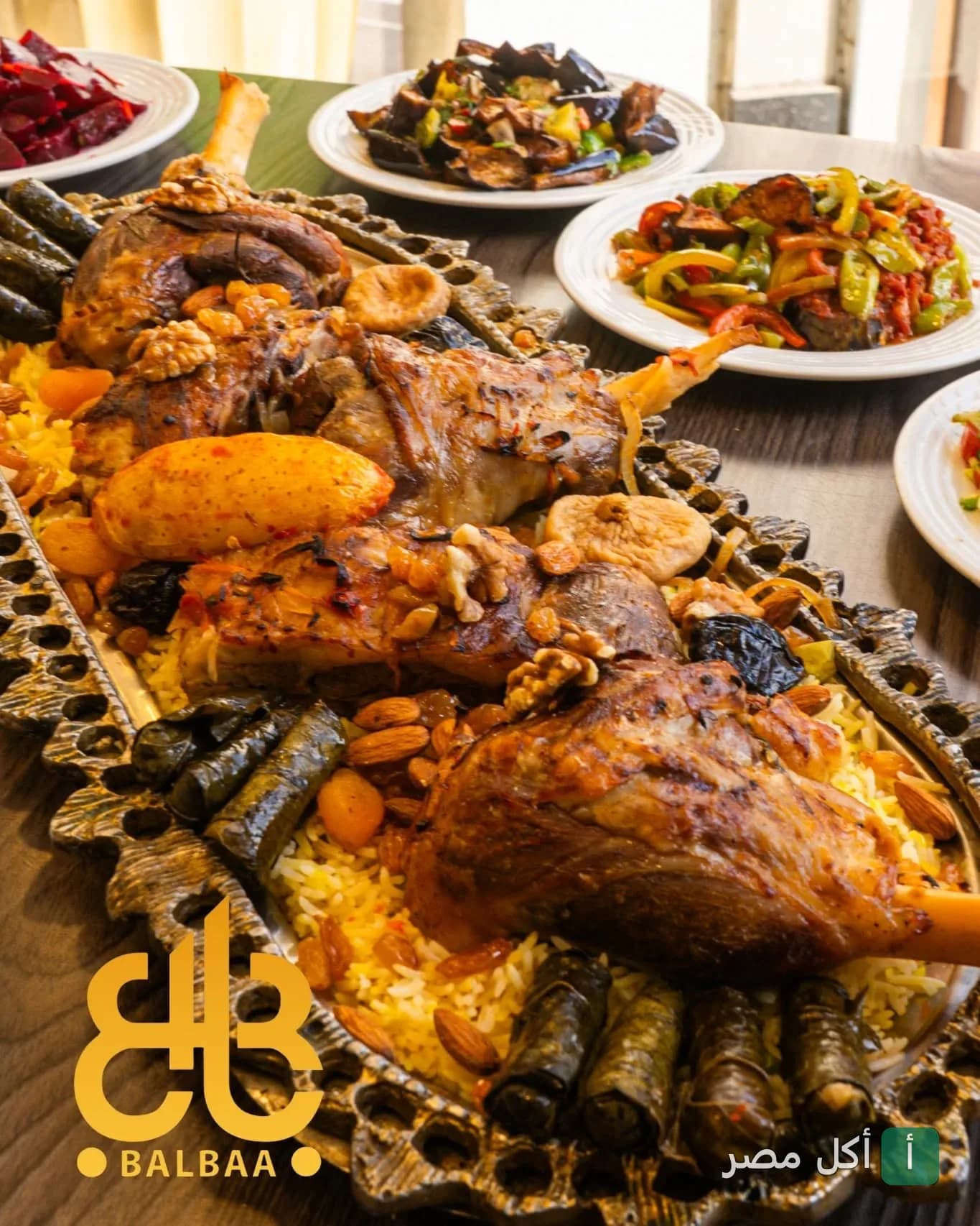 طبق مشويات مصري فاخر من قرية بلبع يضم لحم ضاني مع أرز ومحشي ورق عنب ومكسرات.