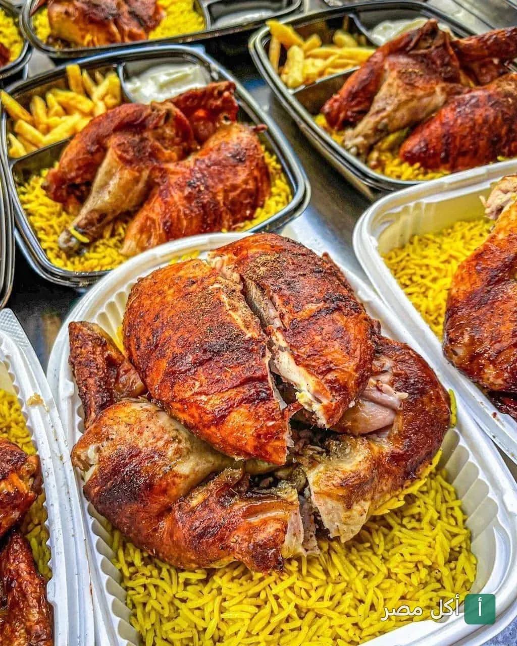 وجبات دجاج مشوي مع أرز أصفر في أطباق جاهزة من مطعم كرم الشام بالإسكندرية.