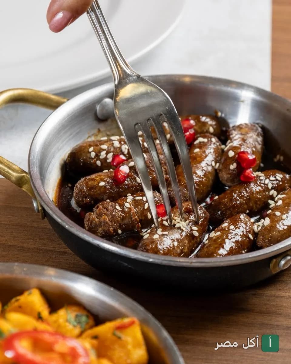 طبق سجق بصوص الرمان والسمسم في مطعم زهرة لبنان بالبساتين