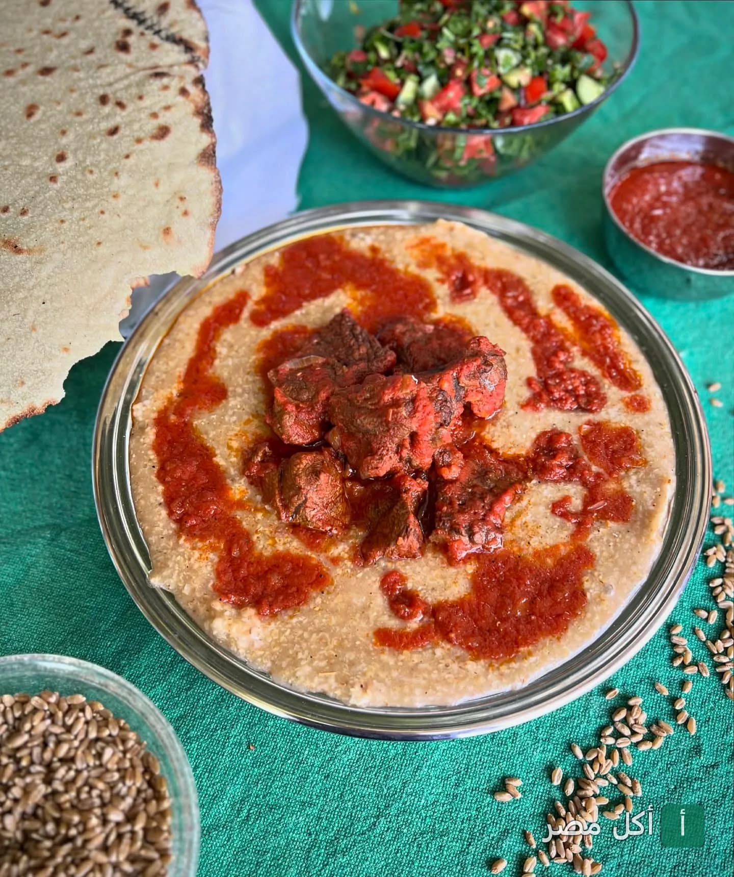 طبق بليلة باللحمة والصلصة الحمراء مع عيش بلدي وسلطة في مطعم وات ذا كرست بالبساتين.