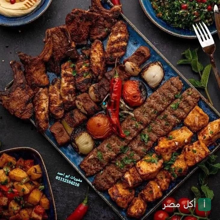 طبق مشويات مشكل من مطاعم ابو احمد بالبساتين يضم كباب وكفتة وشيش طاووق مع خضروات مشوية.