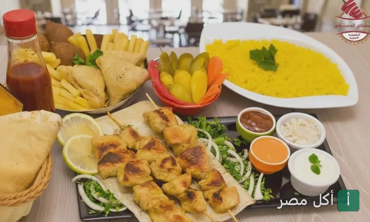 تشكيلة مشويات سورية مع أرز أصفر ومقبلات في مطعم السلطان الدمشقي بالبساتين