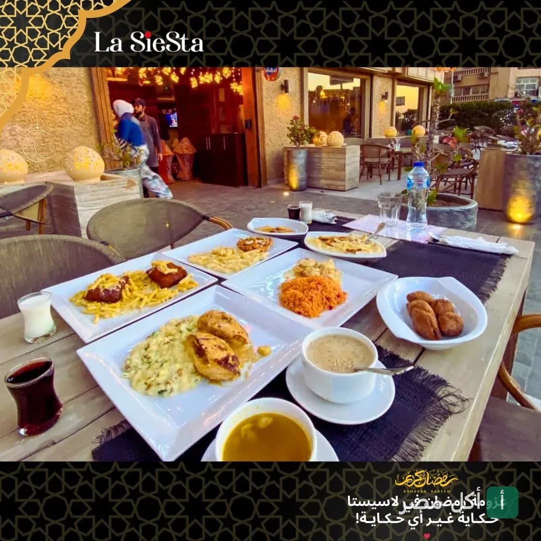 مائدة إفطار رمضانية متنوعة في مطعم لاسيستا بالبساتين، تضم أطباقاً من المشاوي والمكرونة والشوربة في أجواء خارجية.