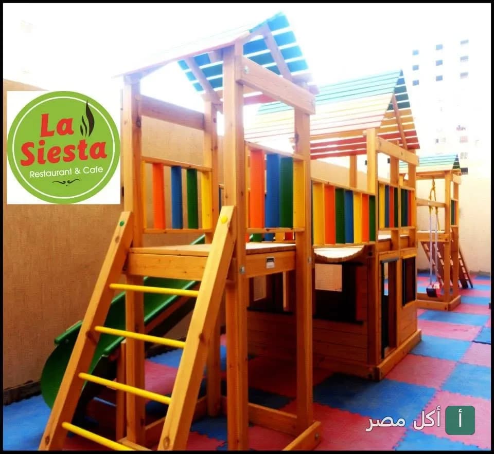 منطقة ألعاب الأطفال الملونة في مطعم لاسيستا بالبساتين.