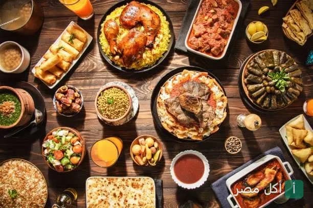 مائدة عامرة بأطباق المشاوي والأكلات المصرية التقليدية في مطعم بلدينا بالبساتين.