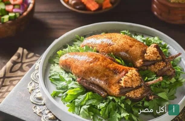طبق حمام محشي بالأرز مقدم على فرشة من البقدونس في مطعم بلدينا بالبساتين.
