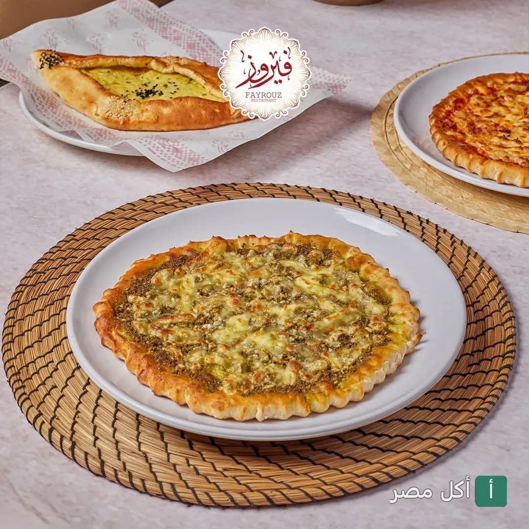 تشكيلة معجنات ومناقيش بالزعتر والجبنة من مطعم فيروز.