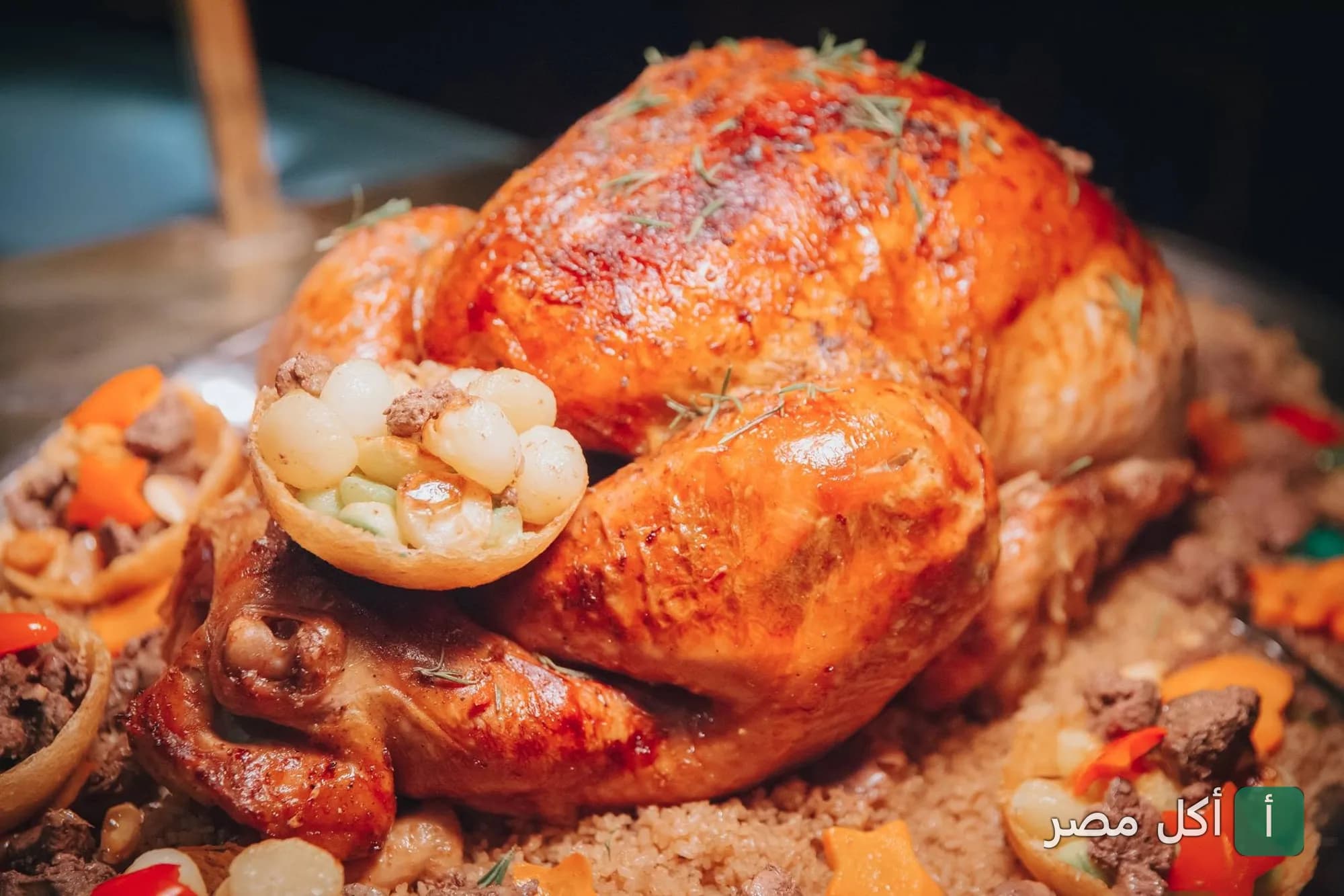دجاجة مشوية كاملة محمرة تقدم على أرز بالخلطة في مطعم نايل فاروز كروزنج ريستورانت بالجيزة.