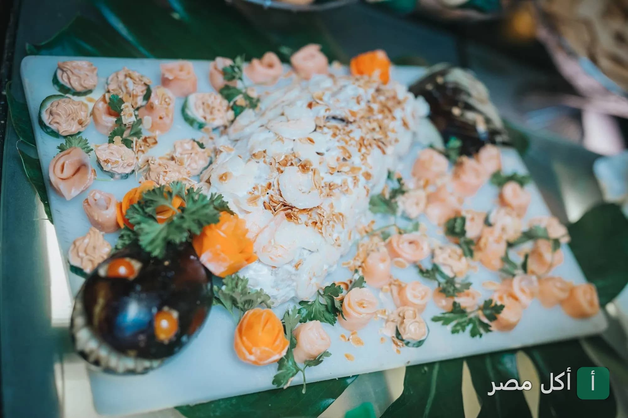 طبق مقبلات مزين بوردات من السلمون والخضروات في مطعم نايل فاروز كروزنج بالجيزة.