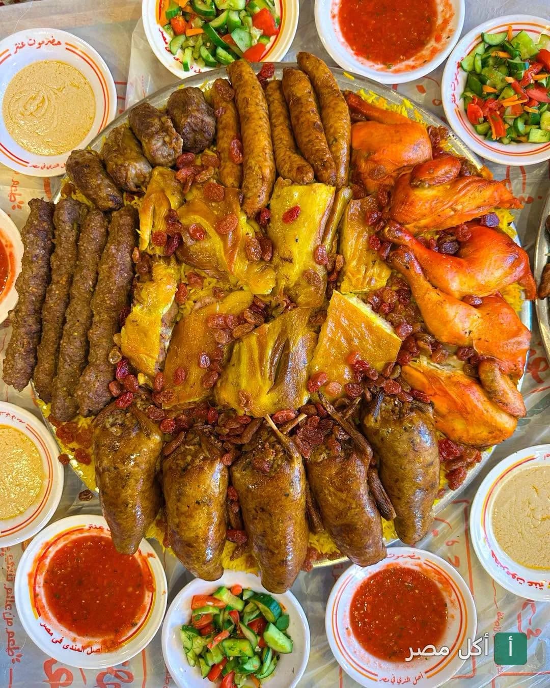 صينية عزومة كبيرة من حضرموت عنتر فرع القاهرة الجديدة تحتوي على مشويات وأرز ومقبلات.