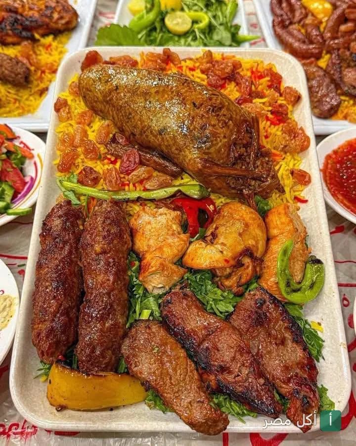 طبق مشويات مشكل مع أرز بالزبيب وحمام محشي من مطعم حضرموت عنتر فرع القاهرة الجديدة