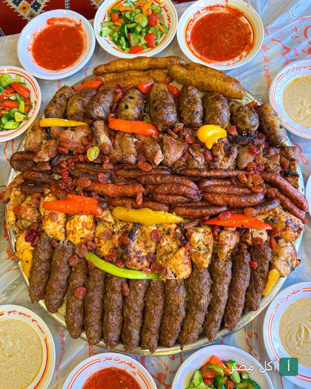 صينية مشويات حضرموت عنتر الكبيرة تضم كفتة، شيش طاووق، ومشاوي مشكلة مع مقبلات وسلطات في فرع القاهرة الجديدة.