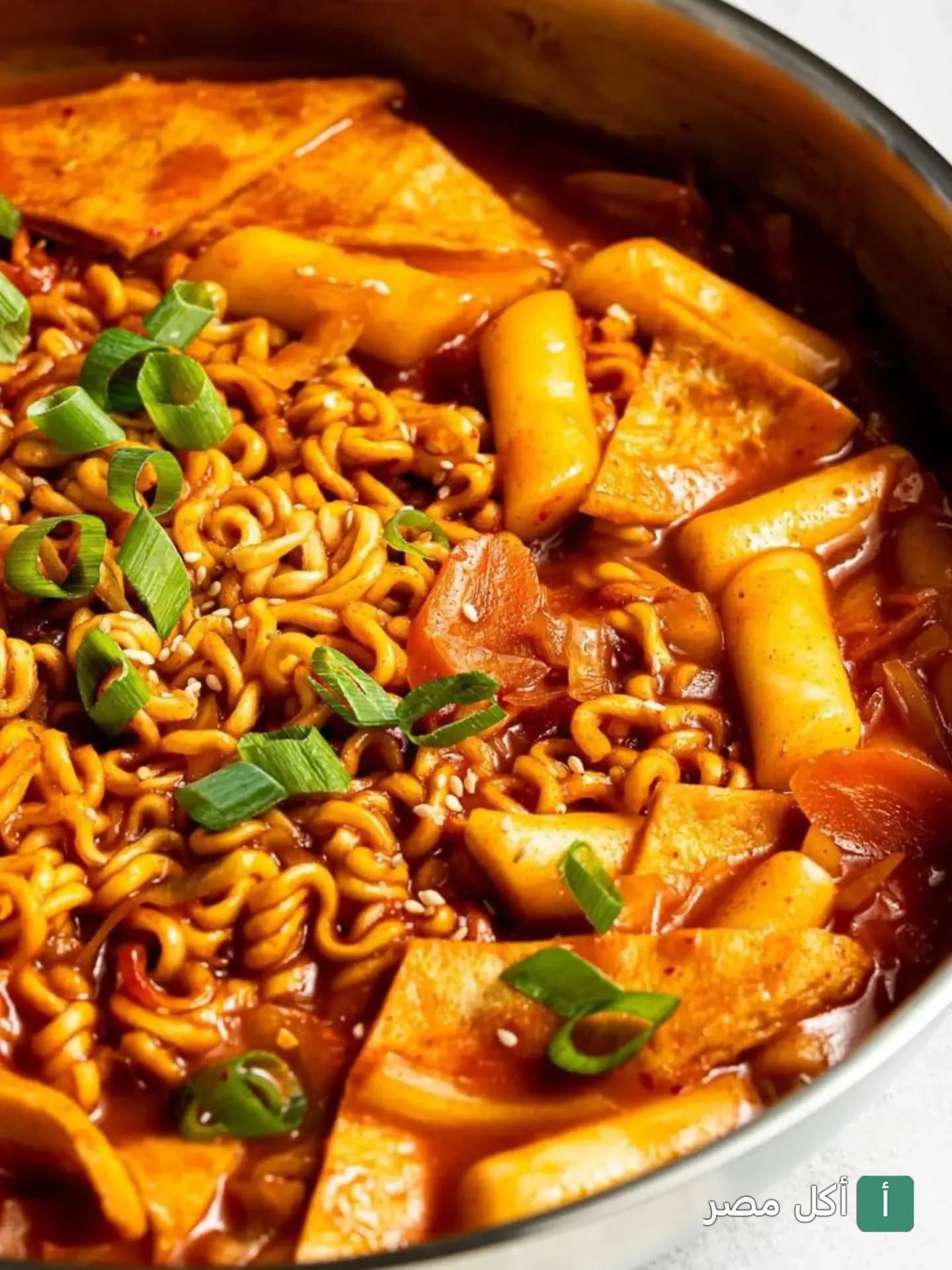 طبق رابوكي كوري بصوص أحمر حار مع نودلز وكعك أرز في مطعم كوريان فود إن إيجيبت بالجيزة.
