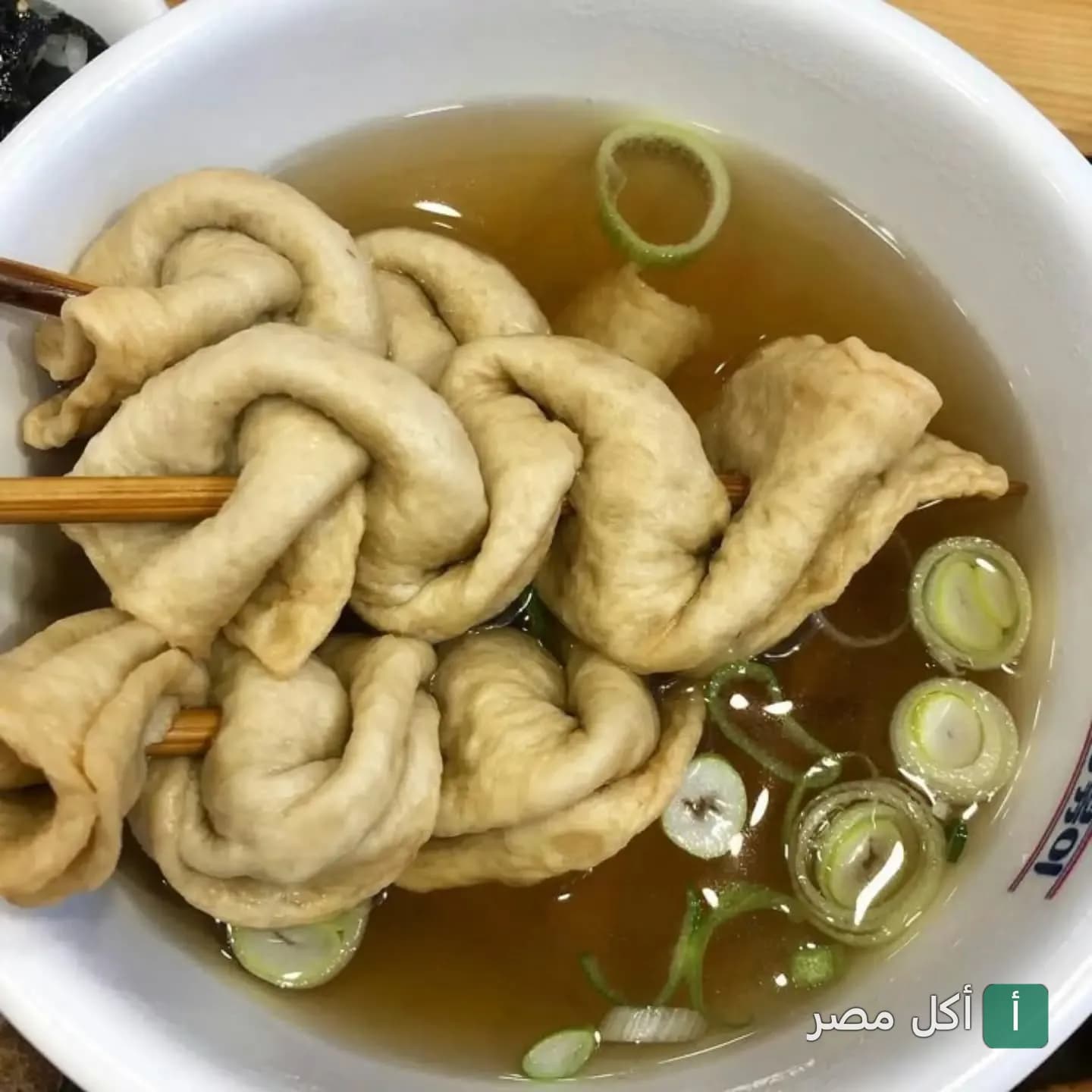 طبق شوربة كعك السمك الكوري (أودينج) في مطعم كوريان فود إن إيجيبت بالجيزة.