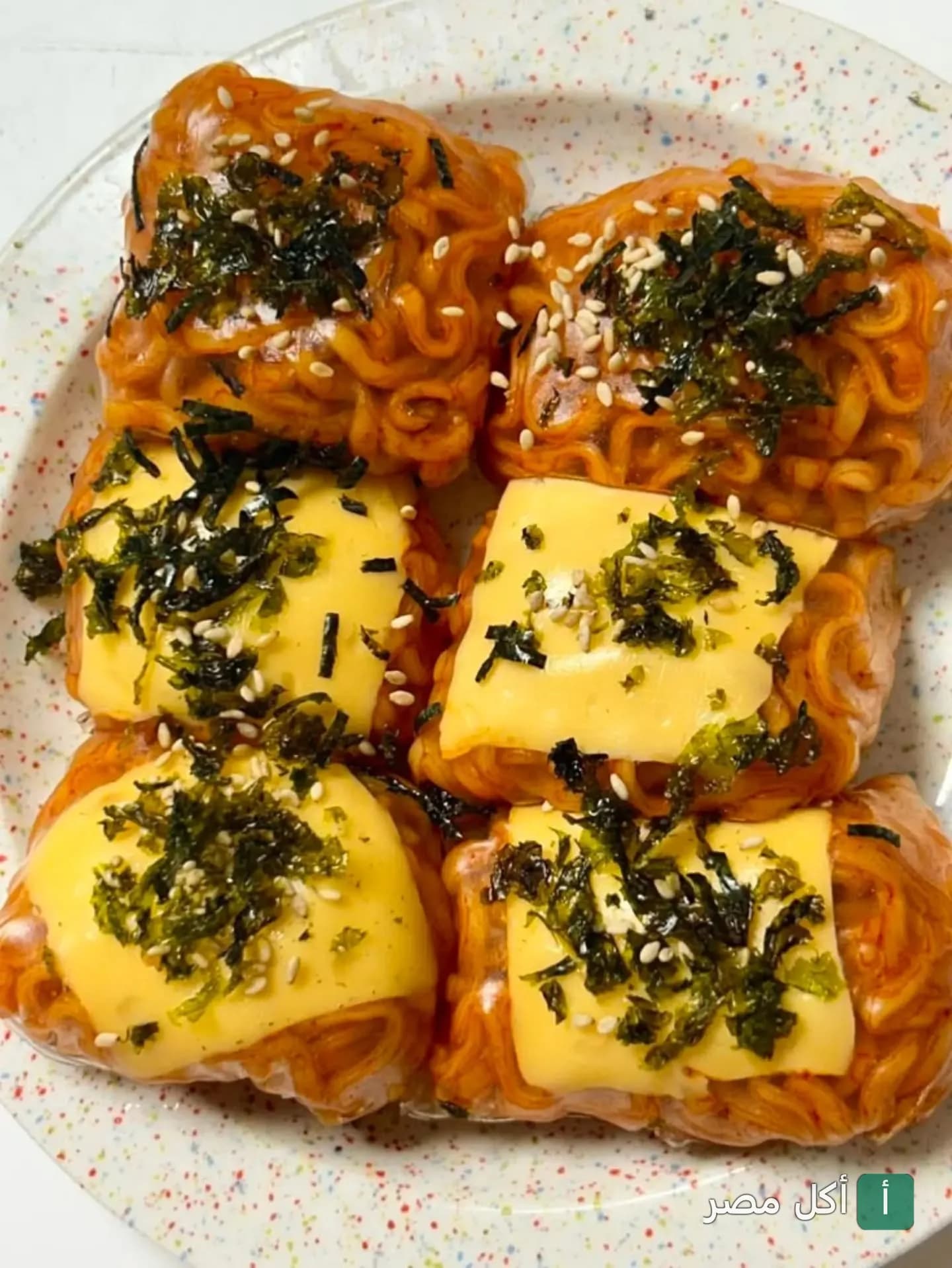 طبق نودلز كوري بقطع الجبن والأعشاب البحرية في مطعم كوريان فود إن إيجيبت بالجيزة.
