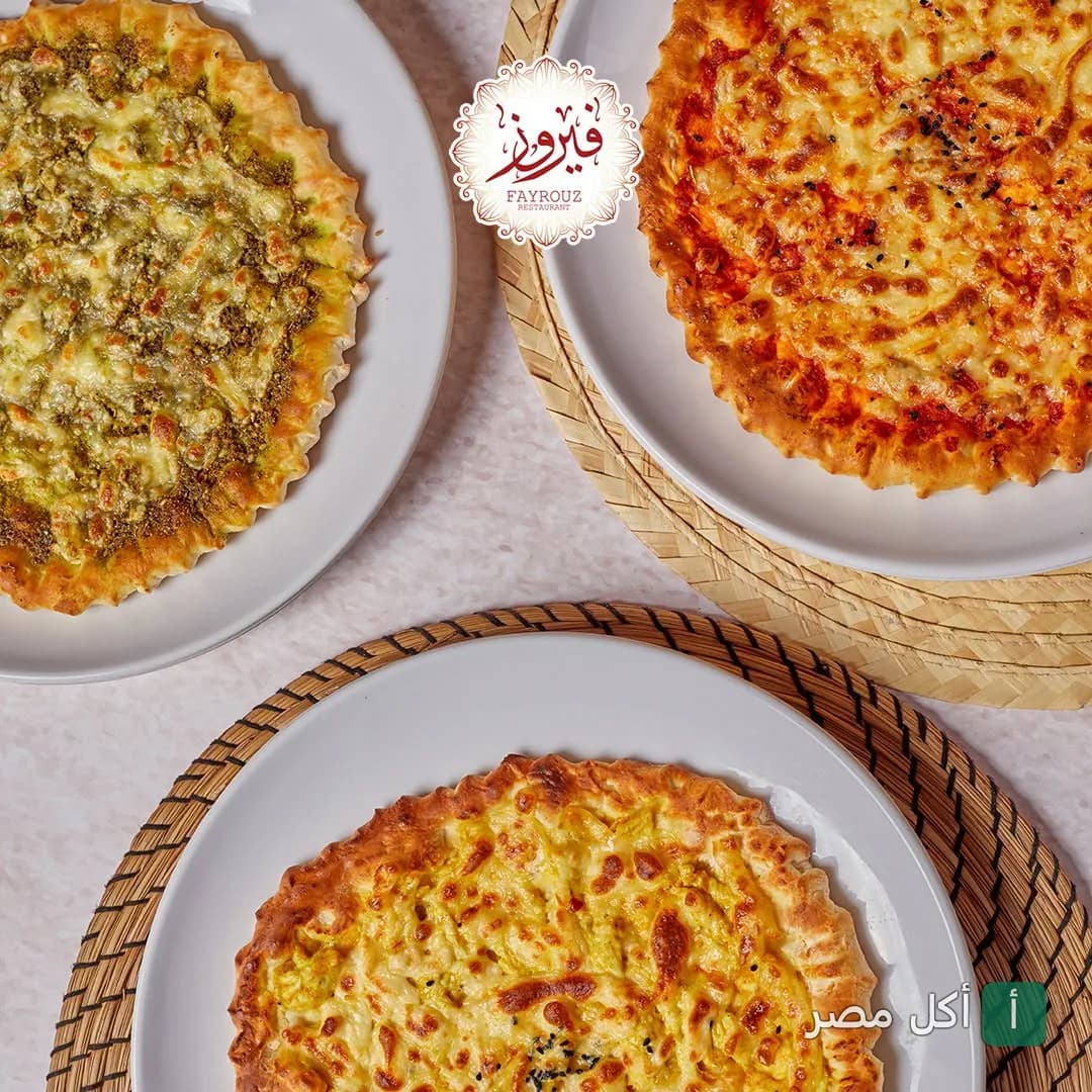 ثلاثة أنواع مختلفة من المعجنات المخبوزة في مطعم فيروز بالرمل، الإسكندرية.