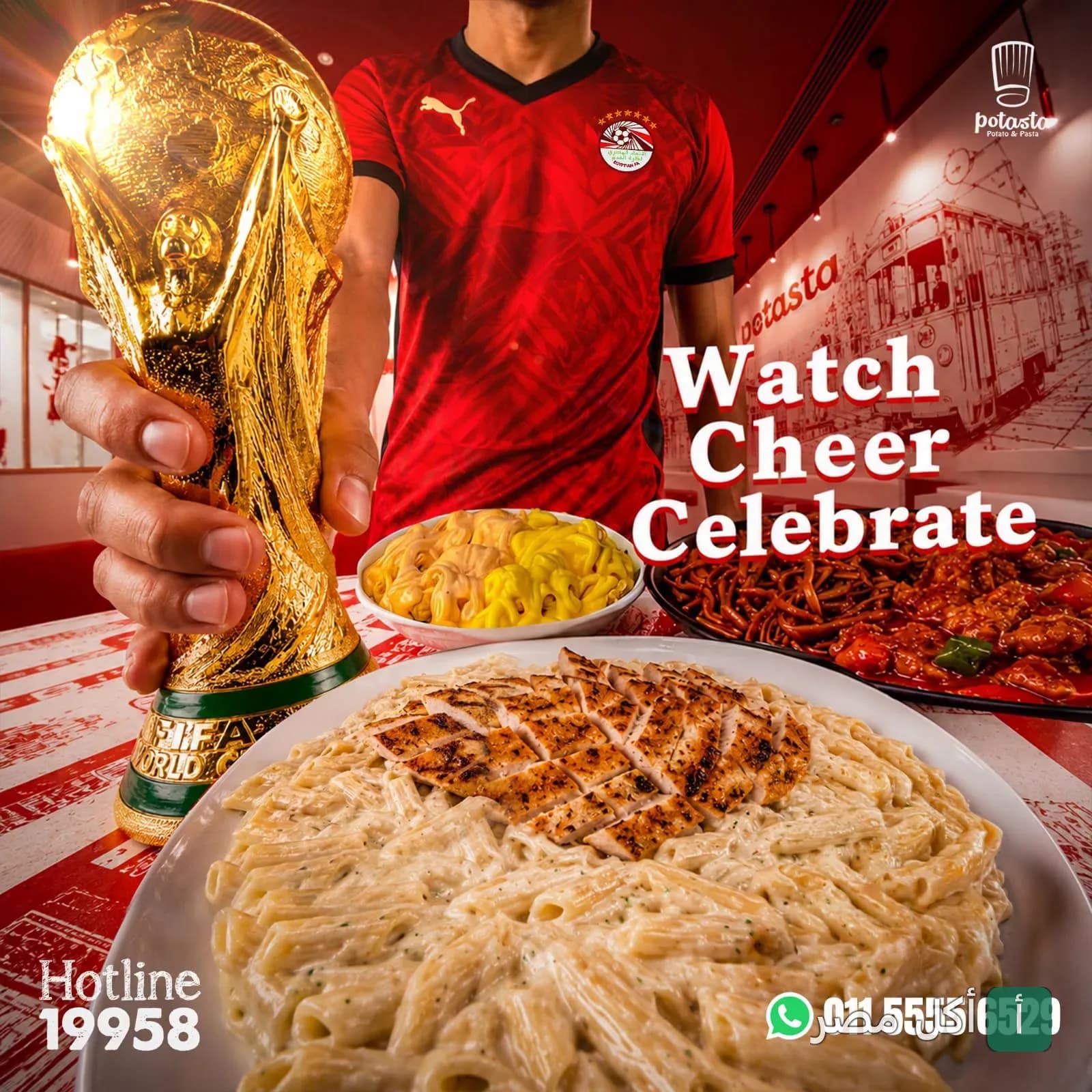 شخص يرتدي قميص منتخب مصر ويحمل كأس العالم بجانب أطباق مكرونة متنوعة في مطعم بوتاستا بسان ستفانو.