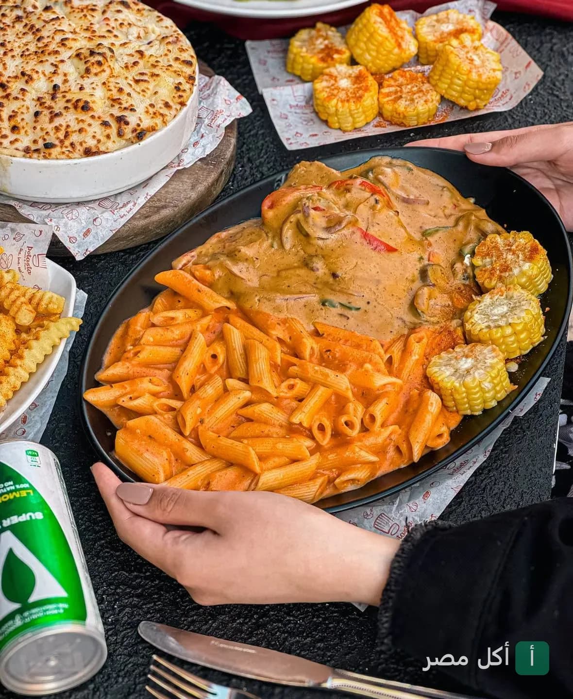طبق مكرونة بصوص أحمر مع دجاج وذرة في مطعم بوتاستا بسان ستفانو بالإسكندرية