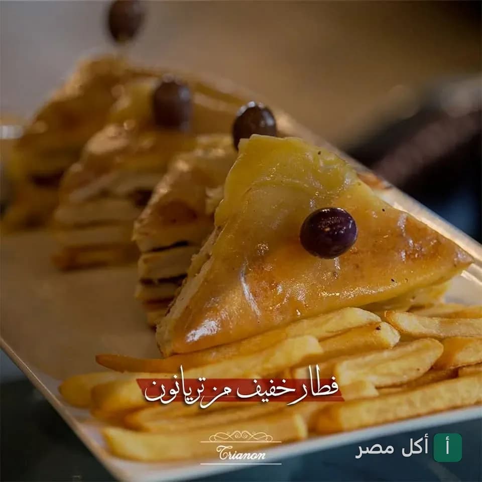ساندوتشات مثلثات مع بطاطس مقلية في كافيه تريانون بالإسكندرية
