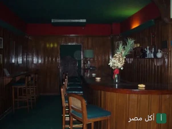 ديكور خشبي كلاسيكي وبار في كافيه شاي غاابي أو ريتروفو بالعطارين في الرمل بالإسكندرية.