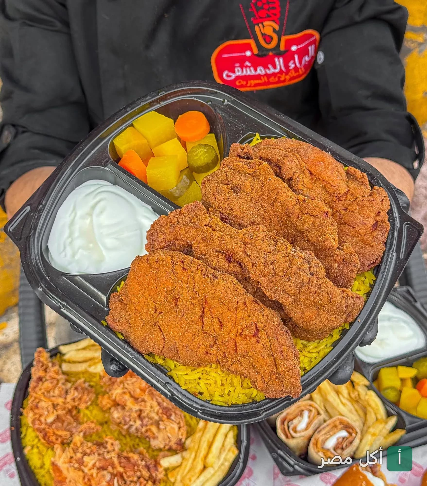 وجبة دجاج مقلي مقرمش مع أرز أصفر وثومية ومخلل من مطعم البراء الدمشقي 2 بالعامرية.