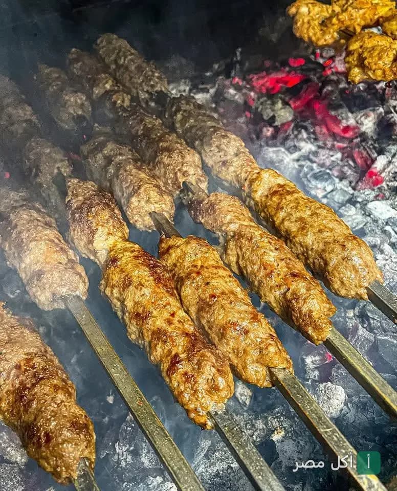 أسياخ كفتة مشوية على الفحم في مطعم أبو الحاج بأم زغيو، العامرية.