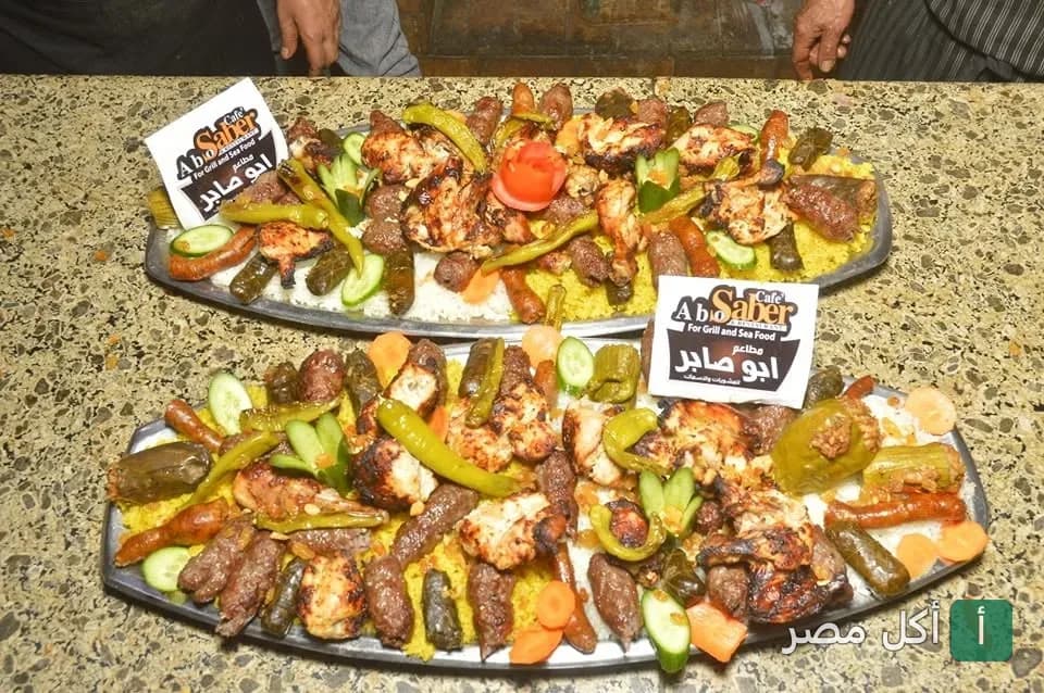 صواني مشاوي مشكلة تضم كفتة، شيش طاووق، ومحاشي مع أرز في مطعم ابوصابر بأبو يوسف، الإسكندرية.