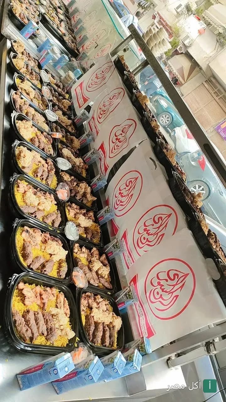 وجبات جاهزة من المشاوي السورية مع الأرز في مطعم الركن السوري ببور فؤاد