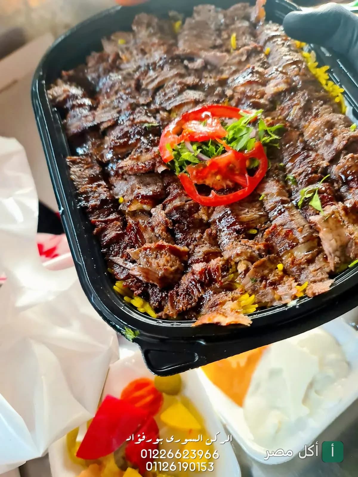 طبق شاورما لحم سوري مع أرز أصفر ومقبلات من مطعم الركن السوري في بور فؤاد