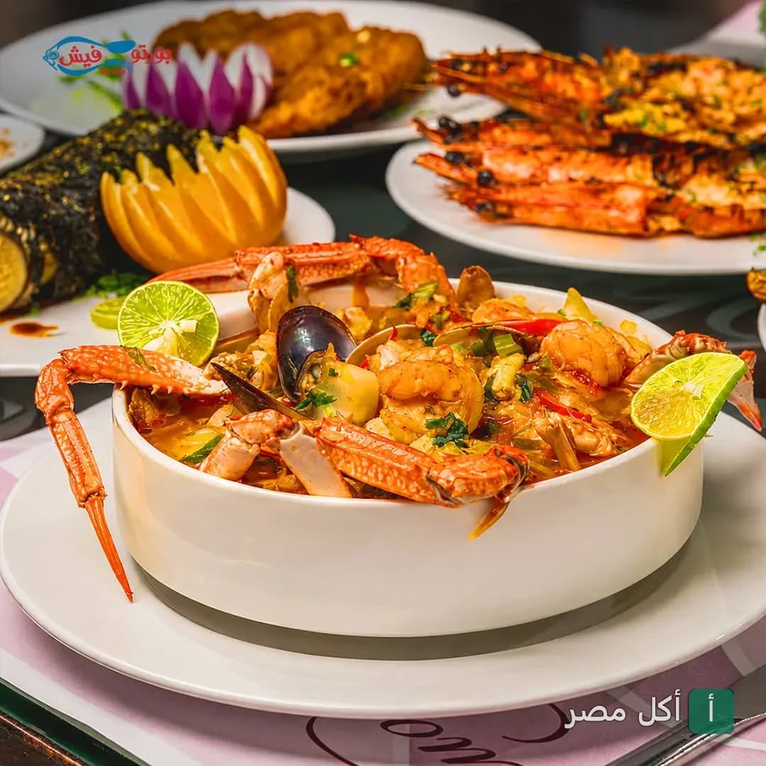 طبق شوربة سي فود غني بالجمبري والكابوريا والليمون في مطعم بورتوفيش ببور فؤاد.