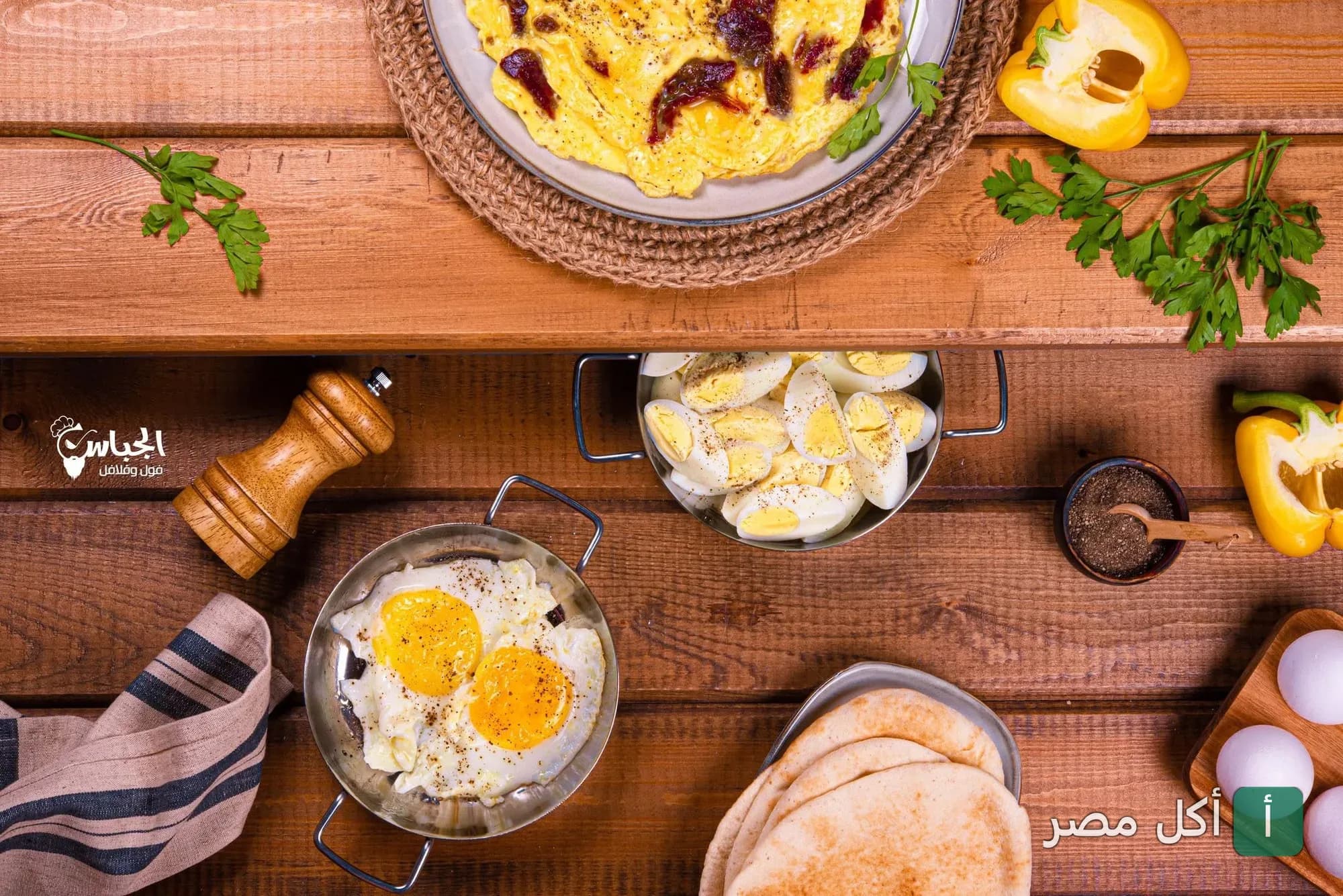 تشكيلة فطور شرقي من مطعم الجباس في بور فؤاد تضم بيض مقلي ومسلوق مع خبز طازج.