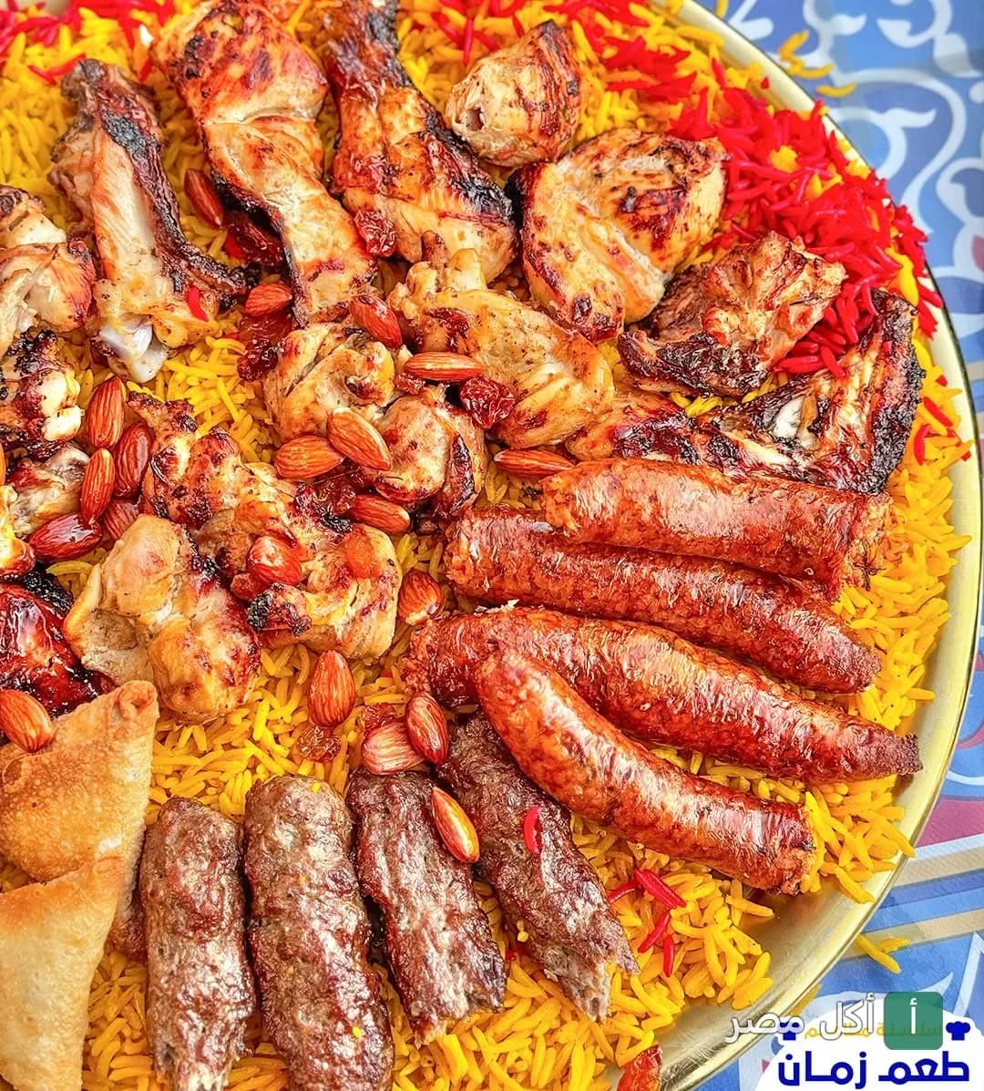 طبق مشويات شرقي متنوع من مطعم طعم زمان في بور فؤاد، يضم كباب وكفتة وسجق مع أرز أصفر ومكسرات.