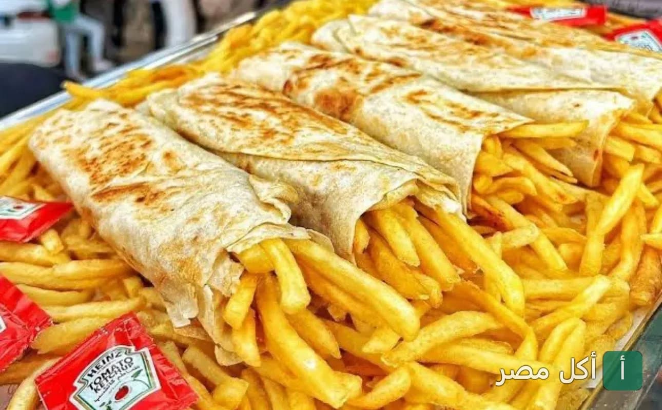 ساندوتشات شاورما محشوة بالبطاطس المقلية في مطعم الدمياطي ببورفؤاد.
