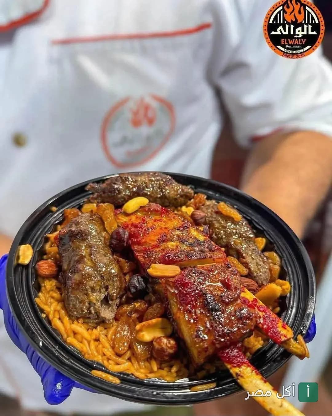 طبق أرز بالمكسرات مع كفتة وريش مشوية من مطعم الوالي ريستورانت في بور فؤاد.