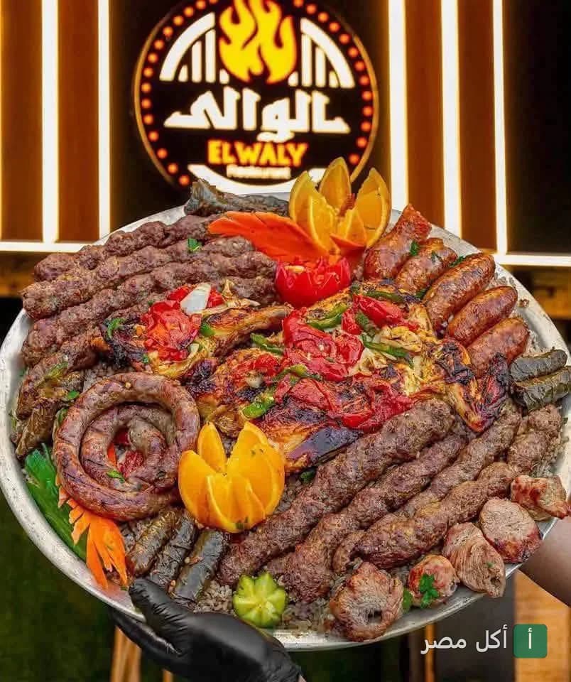 صينية مشاوي مشكلة من مطعم الوالي في بور فؤاد تضم كفتة، دجاج مشوي، وممبار.