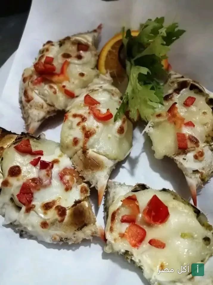 طبق كابوريا مشوية بالجبنة والفلفل الألوان من مطاعم البرج للمأكولات البحرية في بور فؤاد.