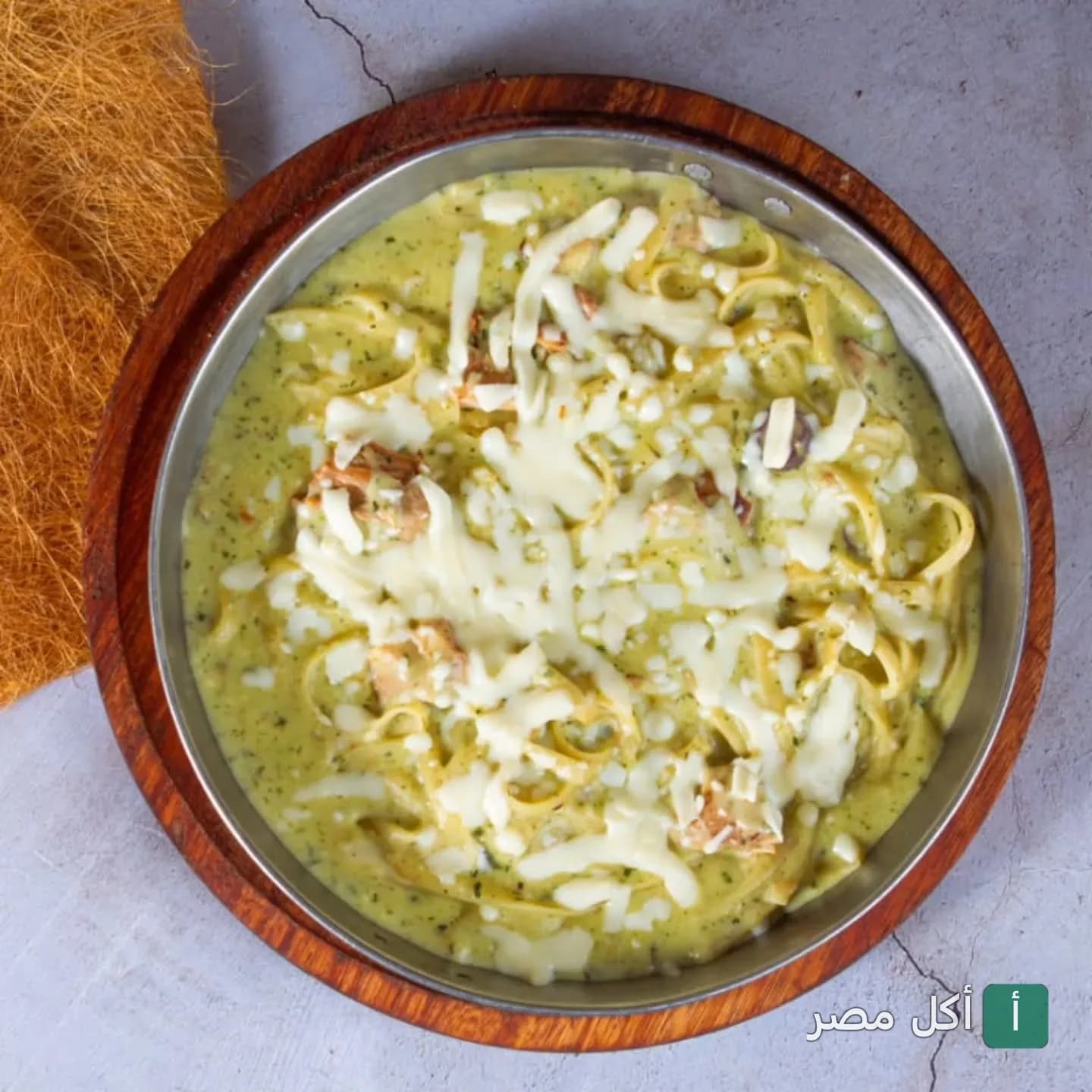 طبق مكرونة بصوص أخضر وجبنة سايحة في بيسترو مدينة نصر ببورسعيد.