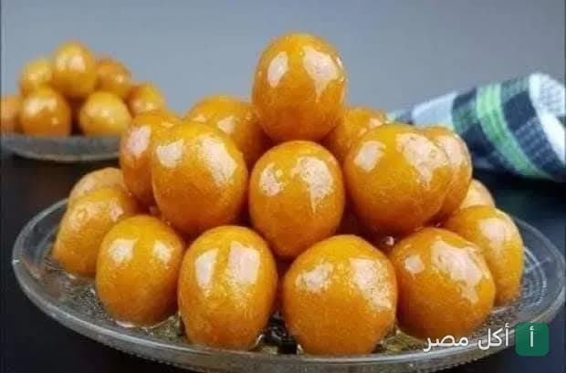 طبق من لقمة القاضي الذهبية بالعسل في مطعم ابو شريف ببورسعيد