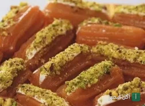 أصابع بلح الشام المحشوة بالقشطة والمزينة بالفستق الحلبي من مطعم أبو شريف