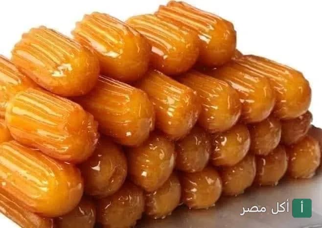 كومة من أصابع بلح الشام الذهبية المقلية والمغطاة بالشربات في مطعم أبو شريف.