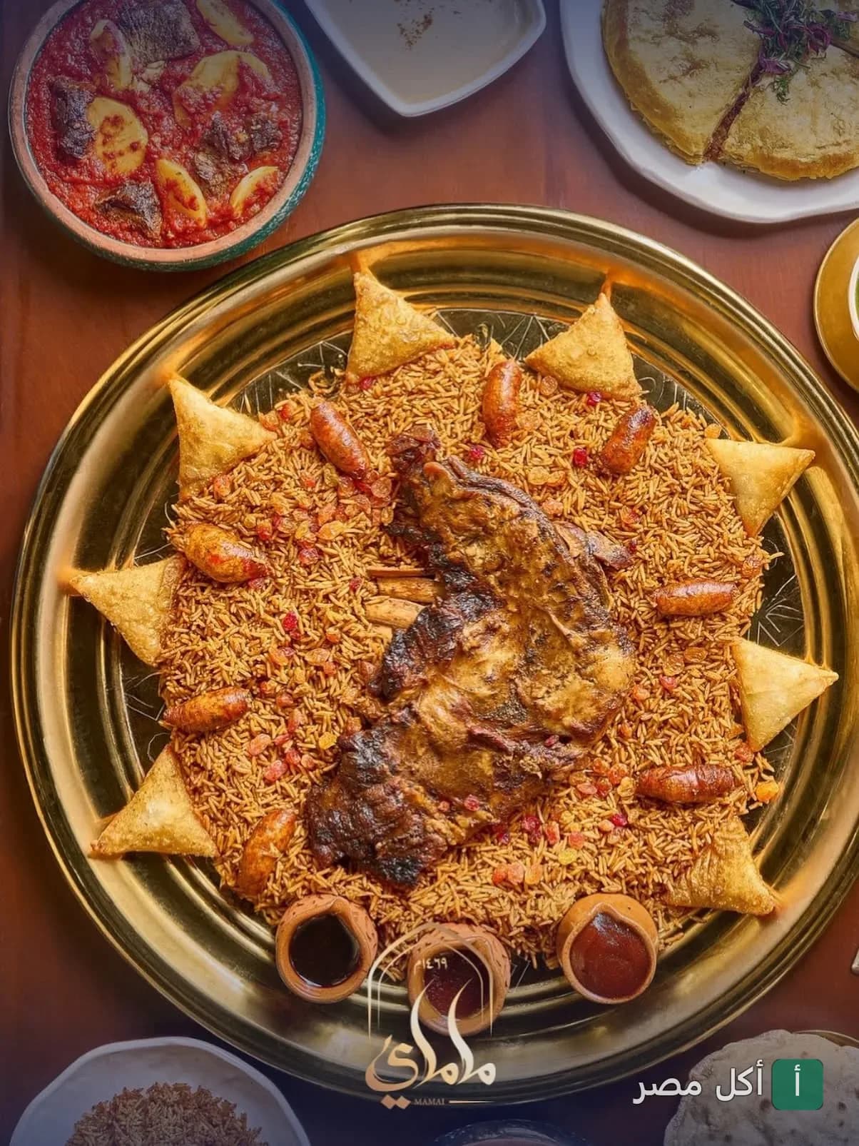 صينية أرز شرقي مع لحم مشوي ومقبلات في مطعم ماماي بالجمالية
