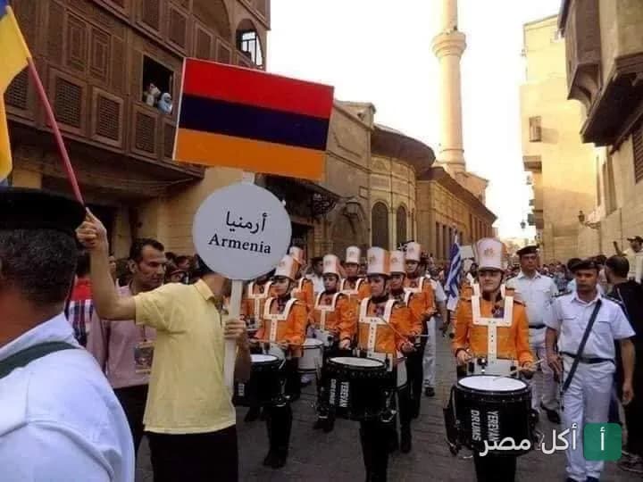 فرقة موسيقية أرمينية تستعرض في شارع المعز التاريخي أمام مطعم ساقية بيت القاضي.